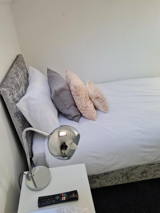 Shm Stays: Convenient Long-term Hub Near & Airport Homestay Birmingham