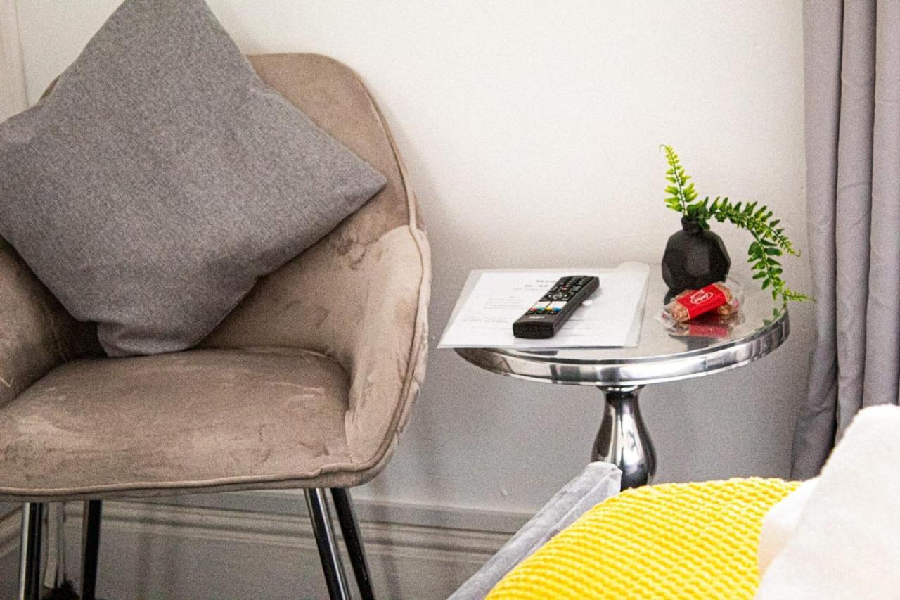 Shm Stays: Convenient Long-term Hub Near & Airport *