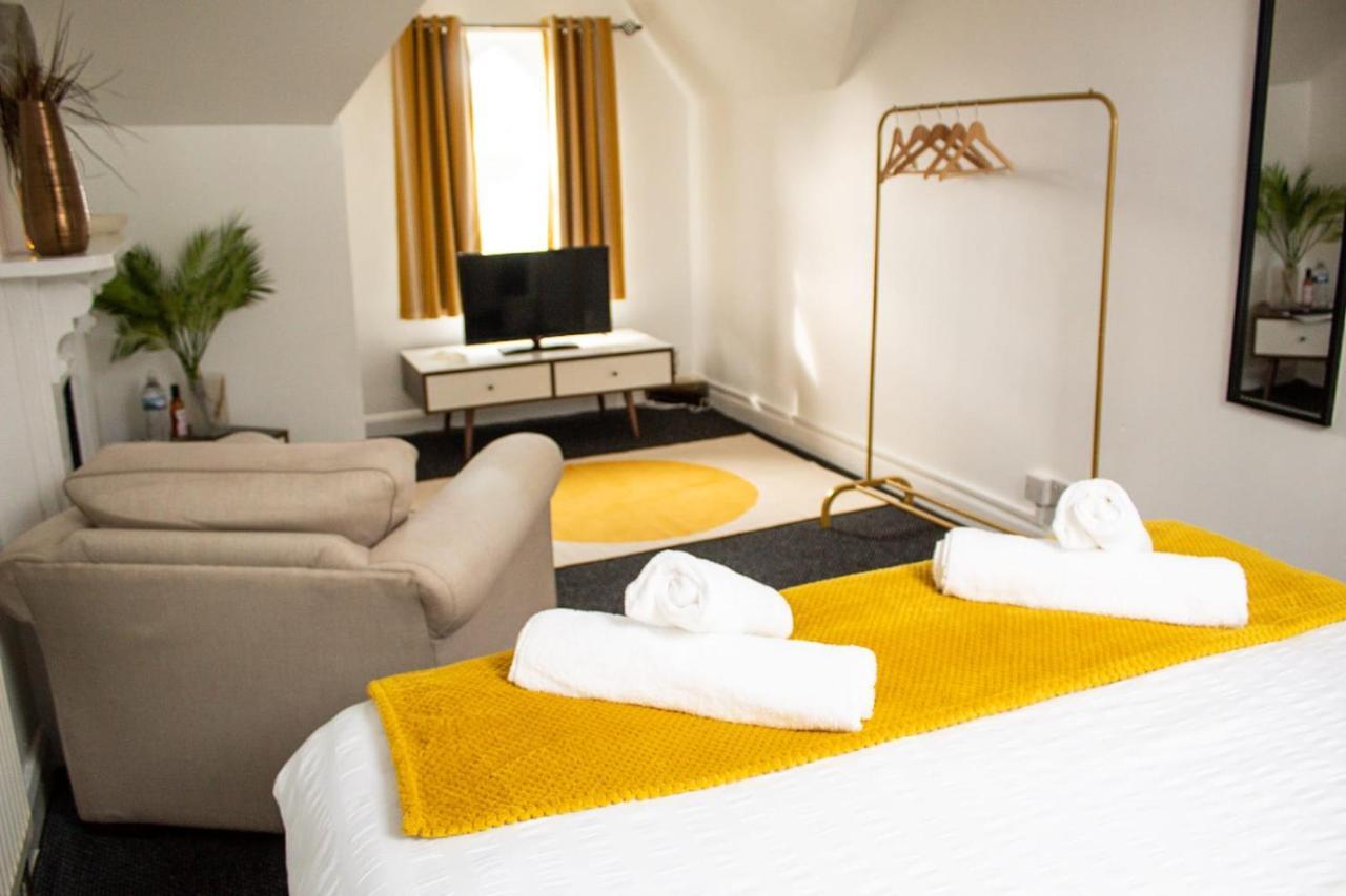 Shm Stays: Convenient Long-term Hub Near & Airport Homestay Birmingham