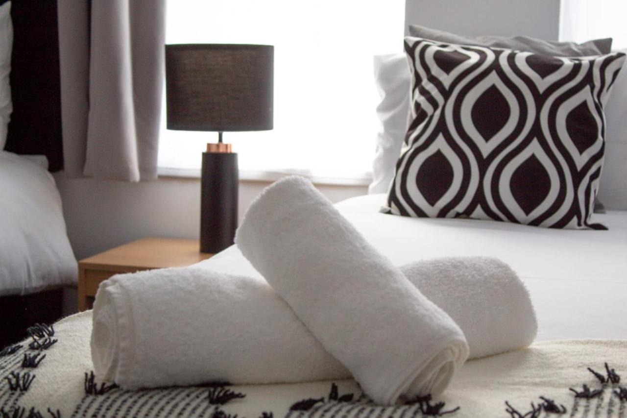 Accommodatie bij particulieren Shm Hs2 Workers Great For Long Term & Short Stays, 15 Min Drive To Centre & Airport 2 Min Walk To Shops And Train Station Birmingham