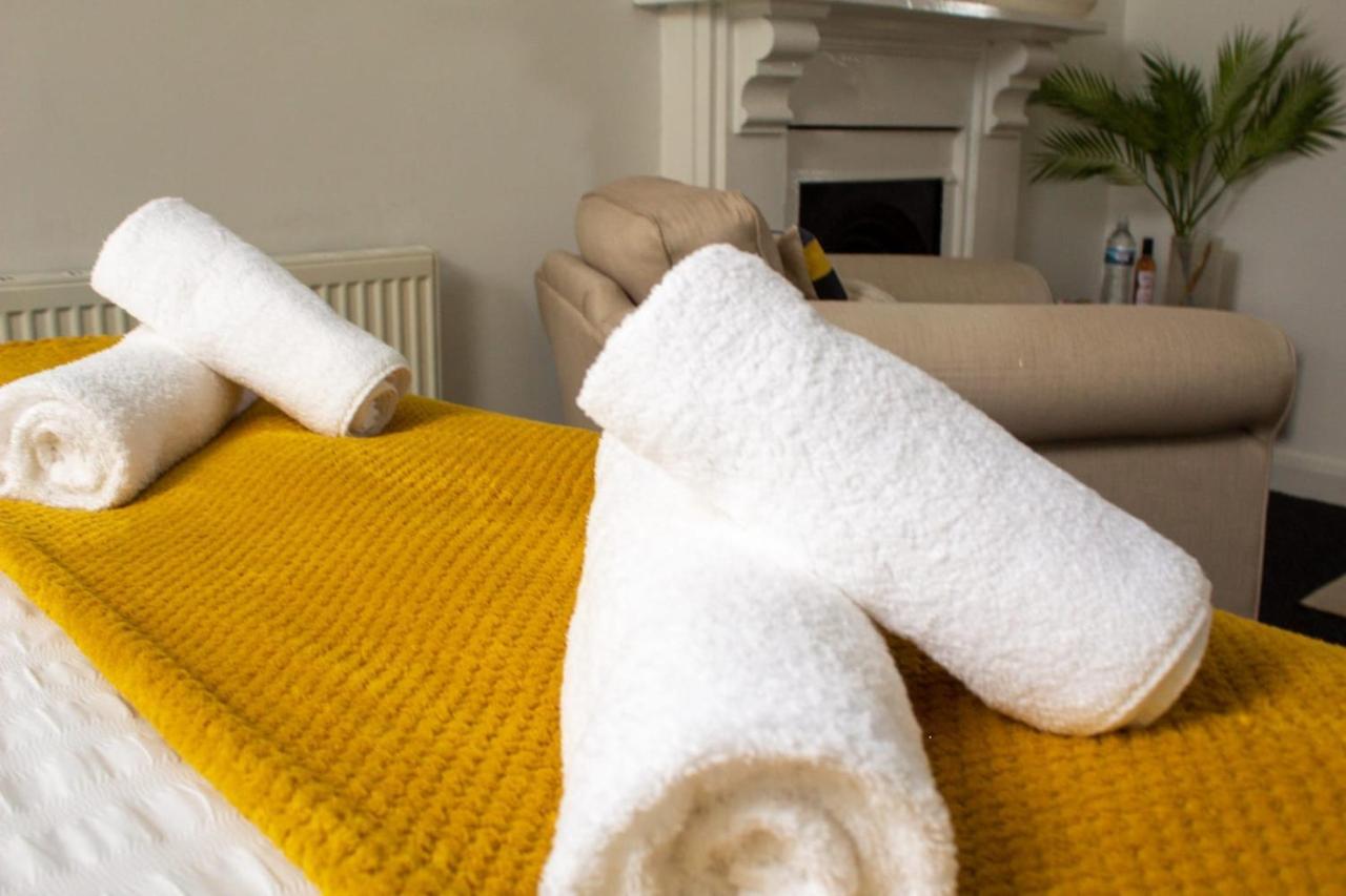 Shm Hs2 Workers Great For Long Term & Short Stays, 15 Min Drive To Centre & Airport 2 Min Walk To Shops And Train Station *